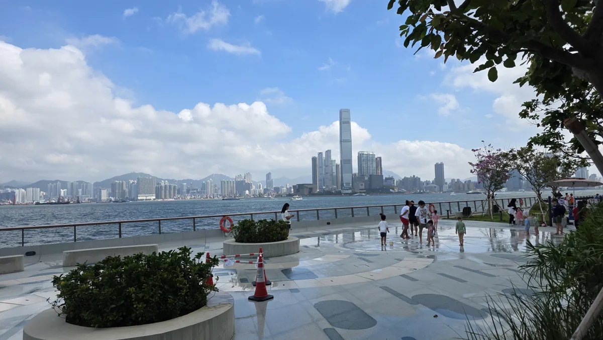 香港海旁步道的城市景觀